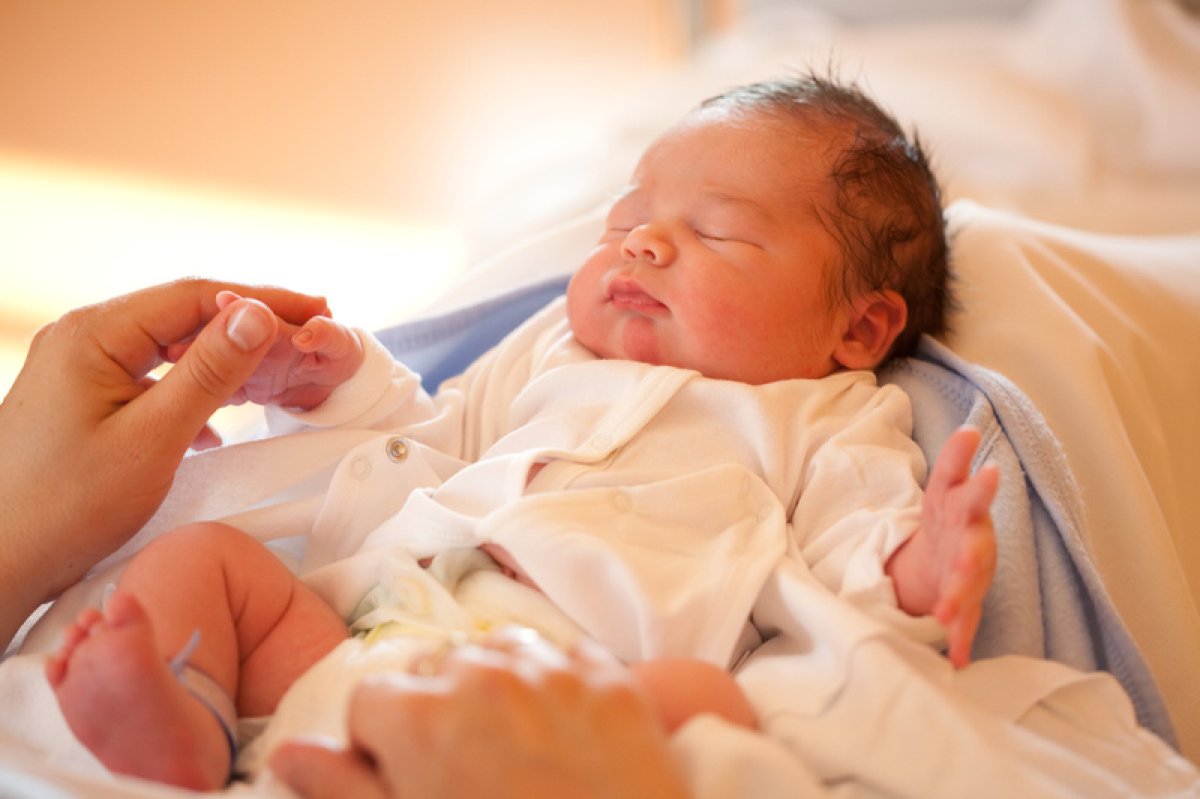 Nyfødt guttebaby
